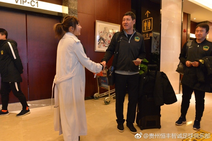 三個女人、一個即將出生避世的嬰兒，與一場「母親」成分的买卖。一對敷裕的夫婦來到僻靜的農場，一對母女住在這，未成年的女兒懷了孕，見不得人。她們協議－－不孕的少婦住在這等孩子出生避世，待少女生產以後，她便帶走嬰兒，未婚小媽也能「解決」孩子，重啟新糊口。隨著這個誰都不屬於的小生命即將降臨，三人的壓力逐解膨脹，看似完善的計畫也一點一點裂解……A weathered woman and her odd teen-aged daughter live in isolation on a desolate farm in South Korea. An affluent city woman es to t hem seeking help with a sensitive matter and the three women soon fall into a new rhythm of life together, each working to fill a void within. However, as their very different paths converge, their deal bees more than what they bargained for.- Written by Anonymous